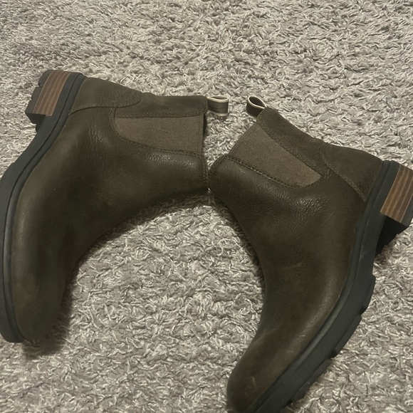 UGG Chelsea boot! - Picture 3 of 8